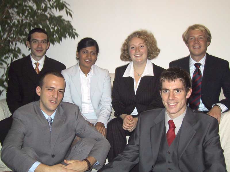 Hintere Reihe (von links nach rechts): Sebastien Seele, Viola Elisabeth Mattathil, Mareike Schmidt und Jonas Pape. Vordere Reihe (von links nach rechts): Martin Dobia und Tobias Jacob Hoernle