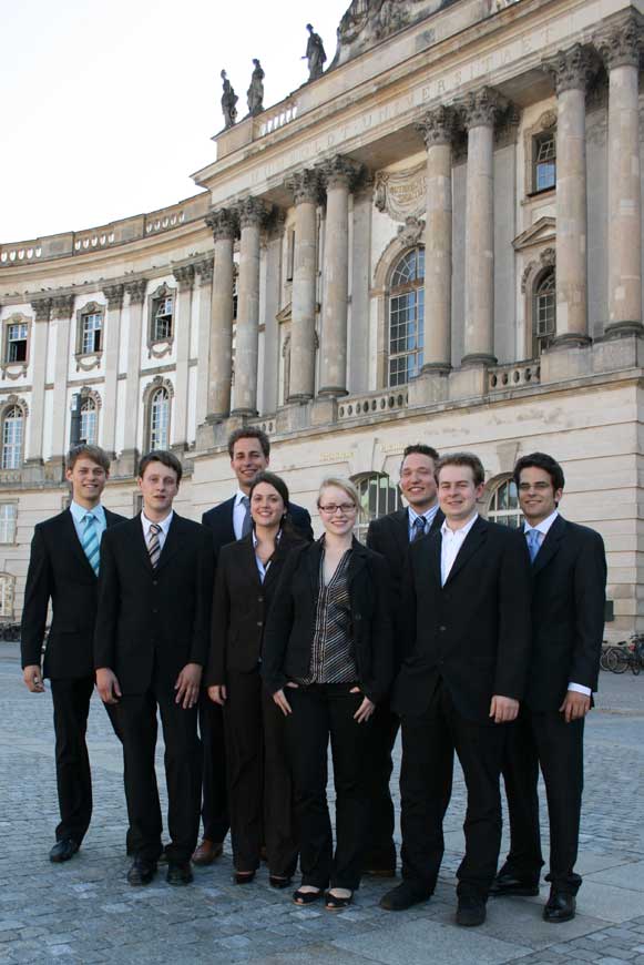 (von links nach rechts): Nico Köppel, Arne Habel, Onno Hennis, Isla Brose, Ulrike Reimer, Dorian Dorschfeldt, Niklas Schluckebier, Max Stein